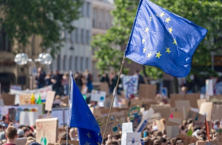 EU-Fahnen auf einer Fridays For Future-Demo in Köln