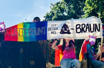 Kunterbunt ist beser als braune Scheisse Kunterbunt ist beser als braune Scheisse