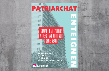 Plakat der Kundgebung: Patriarchat enteignen - Gewalt hat System! Wiederstand geht nur gemeinsam Plakat der Kundgebung "Patriarchat enteignen" vor einer grauen Wand. Das Plakat ist in hellblau und rot gehalten. Die Umrisse eines grauen Hauses sind zu sehen. Weitere Aufschrift: Gewalt hat System! Wiederstand geht nur gemeinsam.