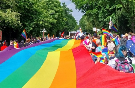 Regenbogenfahne und Menschen Regenbogenfahne und Menschen